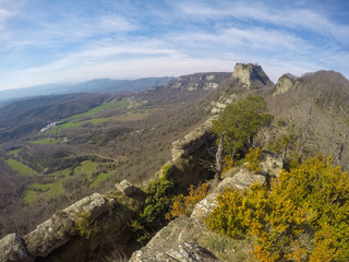 Vista dels Cingles de Cabrera. Santa Maria de Corc&oacute;. Collsacabra. Osona. Barcelona. Tardor de 2016.