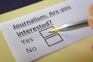 Obraz premium One person is answering question about journalism.