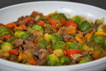 Leckere Thai Gemüsepfanne mit Hackfleisch, Rosenkohl, Paprika und Brokkoli, Low Carb, Produktbild