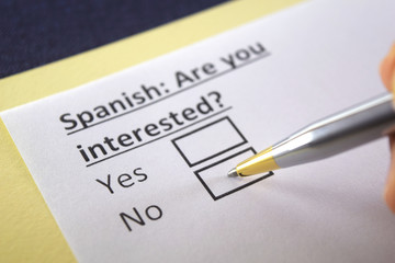 Obraz premium One person is answering question about spanish.