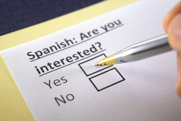 Obraz premium One person is answering question about spanish.