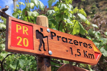 Wegweiser aus Holz für Wanderweg nach Prazeres, Madeira, Portugal, Europa