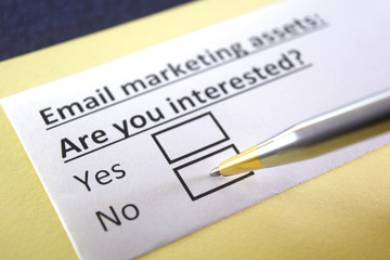 Obraz premium One person is answering question about email marketing assets.