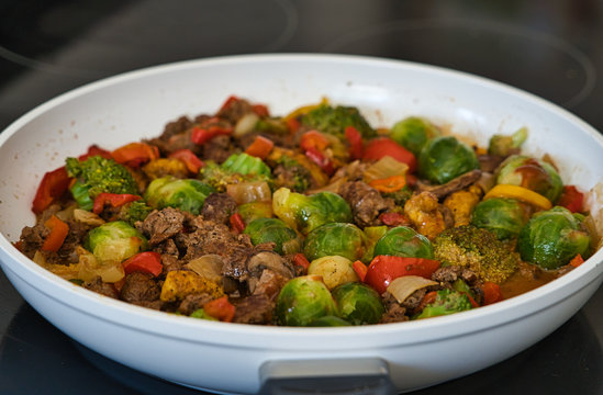 Leckere Thai Gem&uuml;sepfanne mit Hackfleisch, Rosenkohl, Paprika und Brokkoli, Low Carb, Produktbild