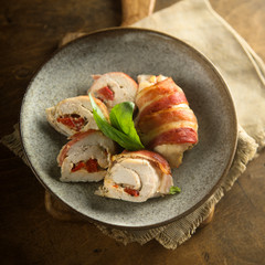 Chicken rolls with bacon, bell pepper and cheese