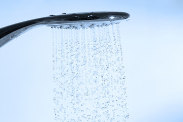 Fototapeta na wymiar душевая головка в ванной комнате с каплями воды