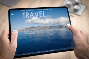 Réservation en ligne d'un hotel ou d'un voyage ou de vacances avec une tablette tenue en main par...