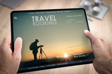 Réservation en ligne d'un hotel ou d'un voyage photo ou de vacances avec une tablette tenue en main par un homme