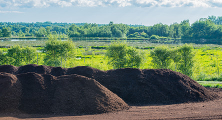 Torf Abbaufläche in einer Moorlandschaft 
