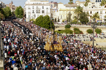 Fototapeta premium imágen de la semana santa de Sevilla, Hermandad del cachorro de Triana 