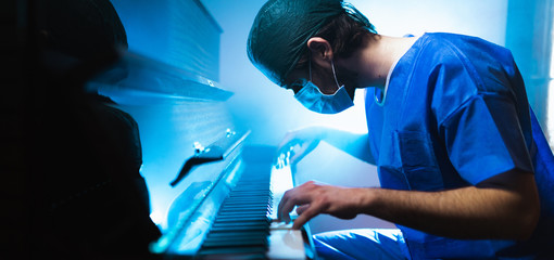 Medico pianista suona il pianoforte