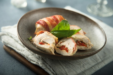 Chicken rolls with bacon, bell pepper and cheese