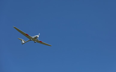 Flugzeug Flieger im blauen Himmel