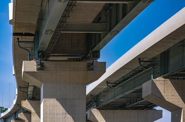 青空と高速道路の高架橋