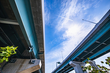 青空と高速道路の高架橋