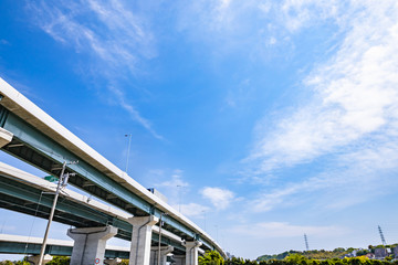 青空と高速道路の高架橋