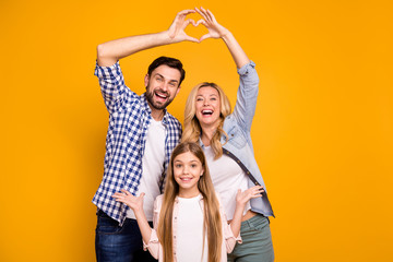 Photo beautiful mom lady handsome dad little school girl daughter showing happy parents celebrate...
