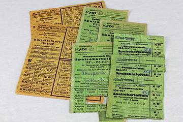 Nachkriegszeit: Gebrauchte Bezugsausweise für Kartoffeln von 1947 bis 1949 (Lebensmittelmarken)