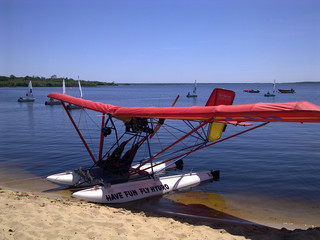 Obraz na płótnie Canvas Ultraleichtflugzeug als Wasserflugzeug auf einem See