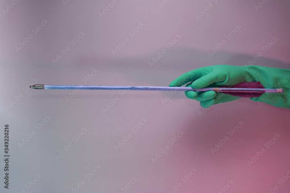 Poster Beautiful hand holding old green arrows in the color light. Beautiful old arrow minimal in neon light. Minimalism retro style concept. Background pattern for design..