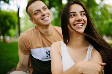 Obraz premium Young couple having picnic in countryside