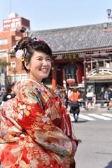 Fototapeta premium 浅草雷門の見える風景のなかで色打掛を着た花嫁