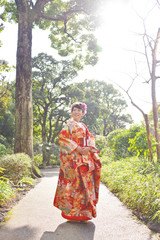 日本庭園にいる色打掛を着た女性