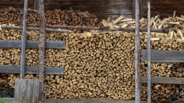 Holz, Scheiter, Holzscheiter, gestapelt, Brennholz, Vorrat, Spaltholz, heizen, W&auml;rme, gespalten, gehackt, Scheit, Holzscheit, Alpen, Alm, Oberstalleralm, Oberstaller Alm, Feuer, Almh&uuml;tte, Natur, Umwel