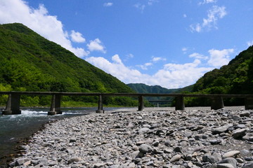 Fototapeta premium 初夏の四万十川と中半家沈下橋。高知、日本。6月上旬。