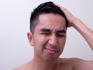 Obraz premium Young handsome man taking a bath