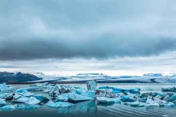 Fototapeta na wymiar Beautiful icebergs the Jokulsarlon Ice Lake in the golden circle of southern Iceland