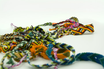 Pulseras de hilo de macramé de diferentes colores y formas: espigas, flores, cenefas, mosaicos,...