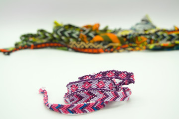 Pulseras de hilo de macramé de diferentes colores y formas: espigas, flores, cenefas, mosaicos,...