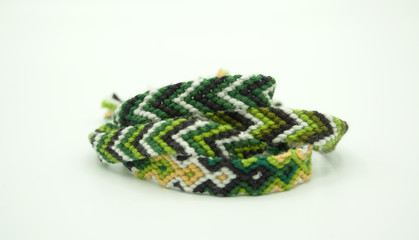 Pulseras de hilo de macramé de diferentes colores y formas: espigas, flores, cenefas, mosaicos,...