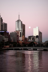 Fototapeta na wymiar Purple sunset sky by Melbourne city river view