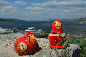 Obraz premium Russian nesting dolls on the Volga open spaces