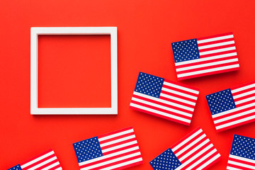 Obraz premium Flat lay of american flags with frame
