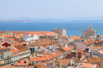 Naklejka premium Buildings with orange roofs with mountains in the background