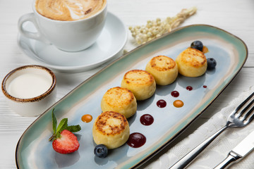 Fresh cheesecakes with berries with sous 