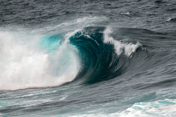 Brechende Atlantikwelle wirft eine Röhre