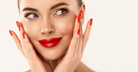 Tuinposter Mooi meisje met rode manicure nagels &amp  lippen. Vrouw Make-up, schoonheid en cosmetica © Sofia Zhuravetc