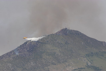 Canadair spengono un incendio