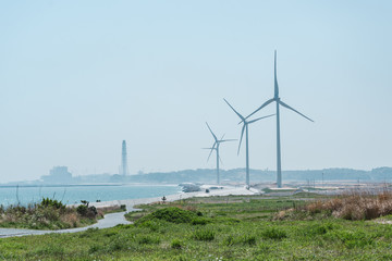 Fototapeta na wymiar 海岸沿いの風力発電地帯