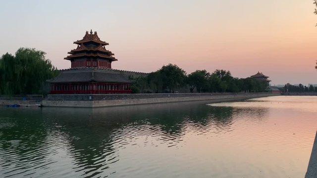 Coucher de soleil sur les douves de la Cit&eacute; interdite &agrave; P&eacute;kin, Chine