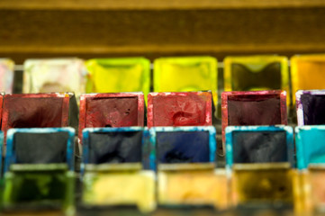 Caja de madera de acuarelas. Set de 48 pastillas de colores. Tabla de pruebas de color y pinceles de varios calibres.