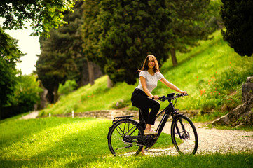 bici, bicicletta, andare in bicicletta, donna, sport, citt&aacute;, urbana, strada, giovane, persone, ciclo, ciclista, strada, adolescente, andare in bici, divertimento, persona, trasporto, all'aperto, ebike