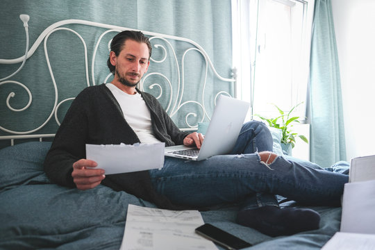 Man bei Heimarbeit zuhause