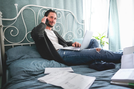 Man bei Heimarbeit zuhause