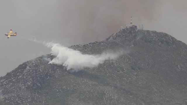 Canadair spegne un incendio gettando acqua 