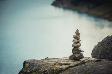 Pietre Zen in equilibrio. Trekking in montagna con omini di pietra e segnalazione. - obrazy, fototapety, plakaty